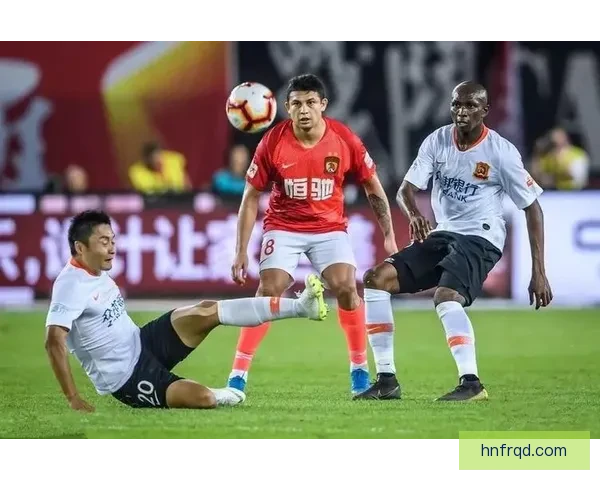 广州恒大迎战武汉卓尔 激烈对决背后的战术博弈与球员较量